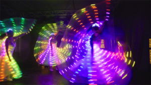 Tanečnice během vystoupení na firemní akci – záběr z aftermovie videa.